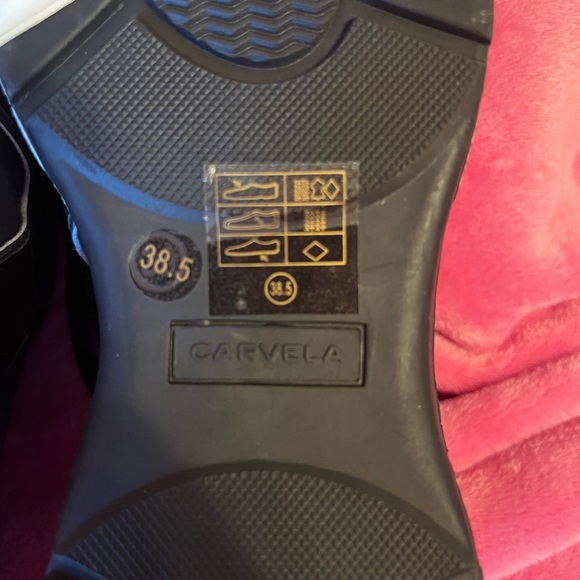 New size 7.5 navy sparkle Carvela trainers - Picture 2 of 8